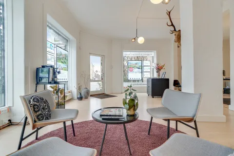 Ejendomsmægler Vi elsker Gentofte, Vangede og Dyssegård!. Butik belligende i Gentofte. Ejendomsmægler Vi elsker Gentofte, Vangede og Dyssegård! køb og salg af boliger i Gentofte og omegn.