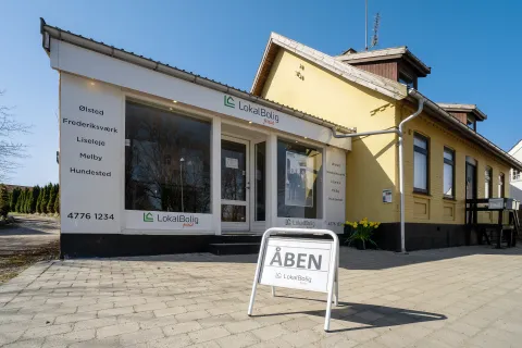 Ejendomsmægler Velkommen til LokalBolig Ølsted!. Butik belligende i Ølsted. Ejendomsmægler Velkommen til LokalBolig Ølsted! køb og salg af boliger i Ølsted og omegn.