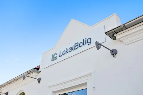 Ejendomsmægler Velkommen til LokalBolig Halsnæs!. Butik belligende i Frederiksværk. Ejendomsmægler Velkommen til LokalBolig Halsnæs! køb og salg af boliger i Frederiksværk og omegn.
