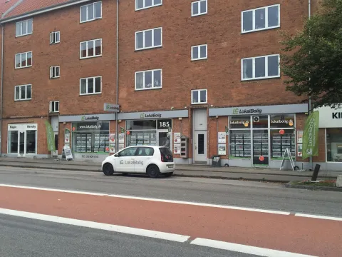 Ejendomsmægler Velkommen! Vi er din lokale ejendomsmægler i Brønshøj/Vanløse. Butik belligende i Brønshøj. Ejendomsmægler Velkommen! Vi er din lokale ejendomsmægler i Brønshøj/Vanløse køb og salg af boliger i Brønshøj og omegn.
