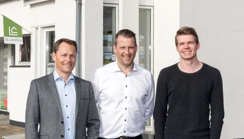 Ejendomsmægler Velkommen til LokalBolig Kolding. Butik belligende i Kolding. Ejendomsmægler Velkommen til LokalBolig Kolding køb og salg af boliger i Kolding og omegn.