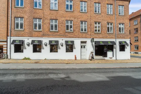 Ejendomsmægler Velkommen til LokalBolig Lehrmann & Co. - Odense City ApS. Butik belligende i Odense C. Ejendomsmægler Velkommen til LokalBolig Lehrmann & Co. - Odense City ApS køb og salg af boliger i Odense C og omegn.