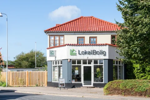 Ejendomsmægler Velkommen til LokalBolig Fredericia. Butik belligende i Fredericia. Ejendomsmægler Velkommen til LokalBolig Fredericia køb og salg af boliger i Fredericia og omegn.