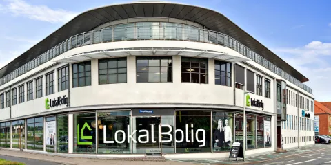 Ejendomsmægler LokalBolig Randers. Butik belligende i Randers C. Ejendomsmægler LokalBolig Randers køb og salg af boliger i Randers C og omegn.