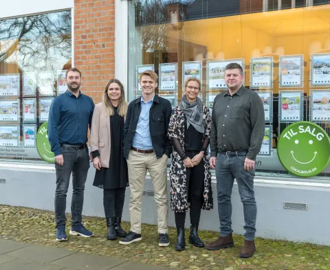 Ejendomsmægler Velkommen til din lokale ejendomsmægler i Ringkøbing, Hvide Sande og Søndervig. Butik belligende i Ringkøbing. Ejendomsmægler Velkommen til din lokale ejendomsmægler i Ringkøbing, Hvide Sande og Søndervig køb og salg af boliger i Ringkøbing og omegn.